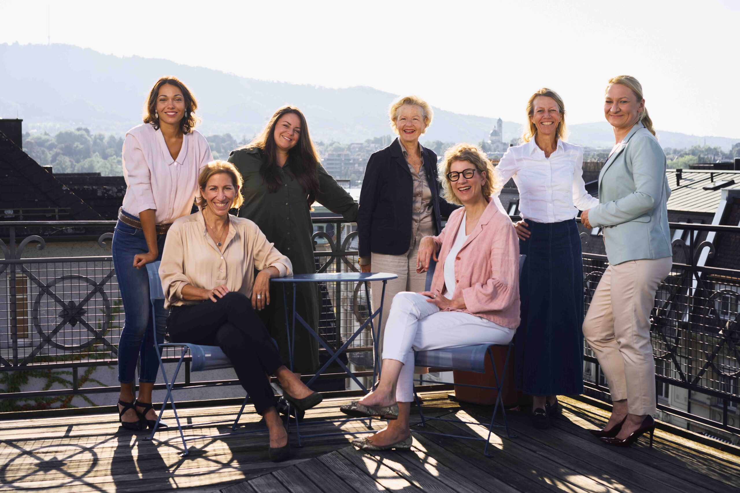 Das Team von Nicoletta Müller im Abendlicht auf der Dachterrasse des Hotel Alma im Seefeld.