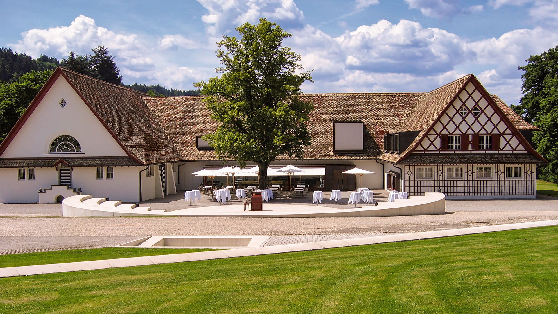 Traditionelles Riegelhaus Bocken mit Terrasse und Sonnenschirmen